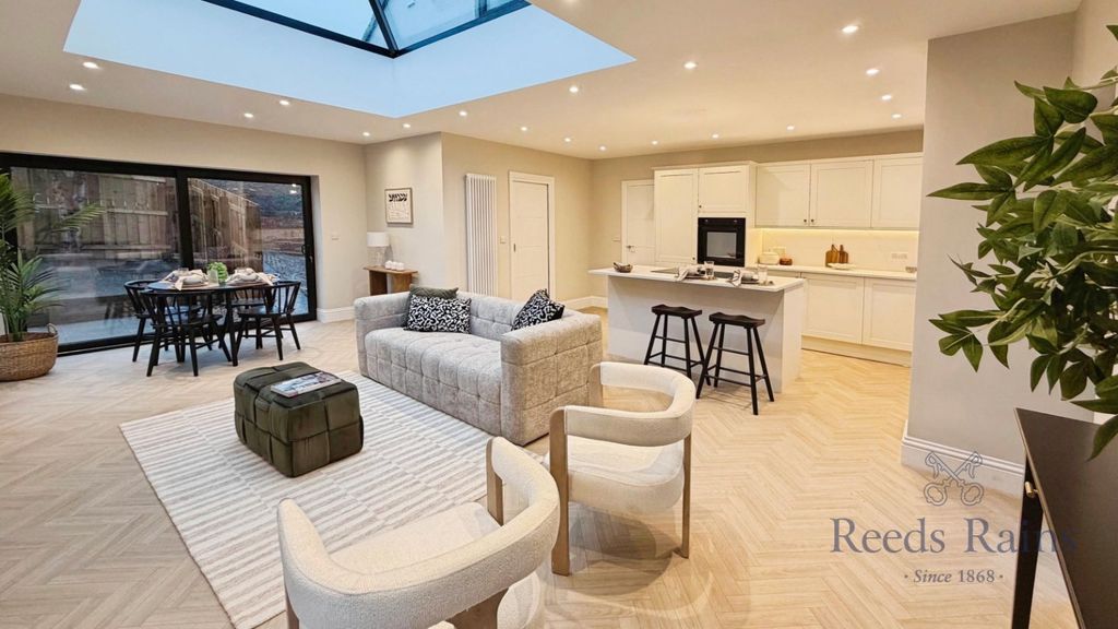 Property photo 1 of 36 Lounge