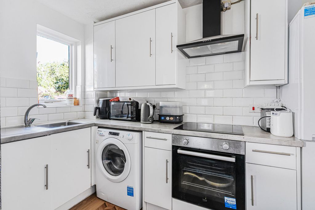 Property photo 3 of 19 Kitchen