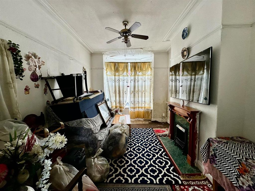 Property photo 2 of 9 Lounge