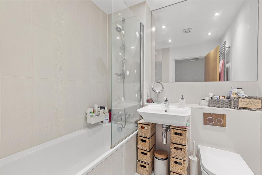 Property photo 3 of 14 37 Bartlett Place, Hp12 3Er-1.Jpg