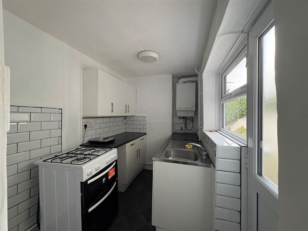 Property photo 3 of 10 Kitchen.Jpg