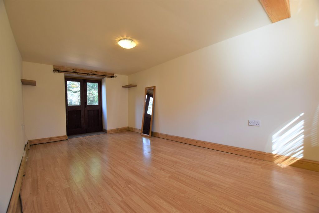 Property photo 2 of 8 Bedroom