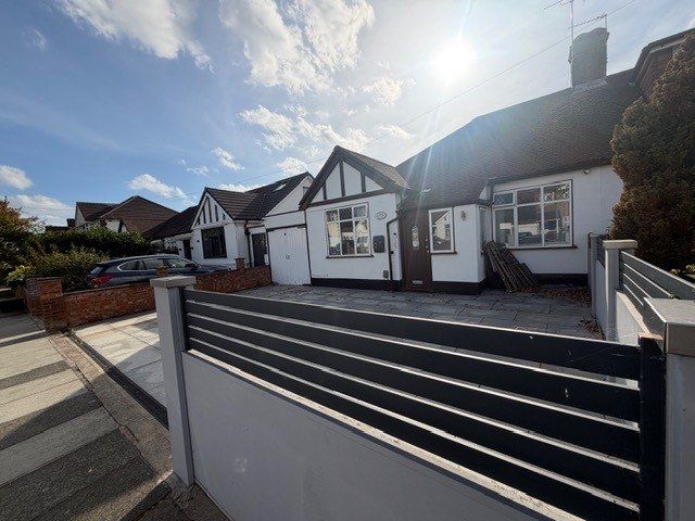 Property photo 1 of 11 2 Bed Semi-Detached Bungalow For Sale Waverley Avenue, Twickenham Tw2 6Dj