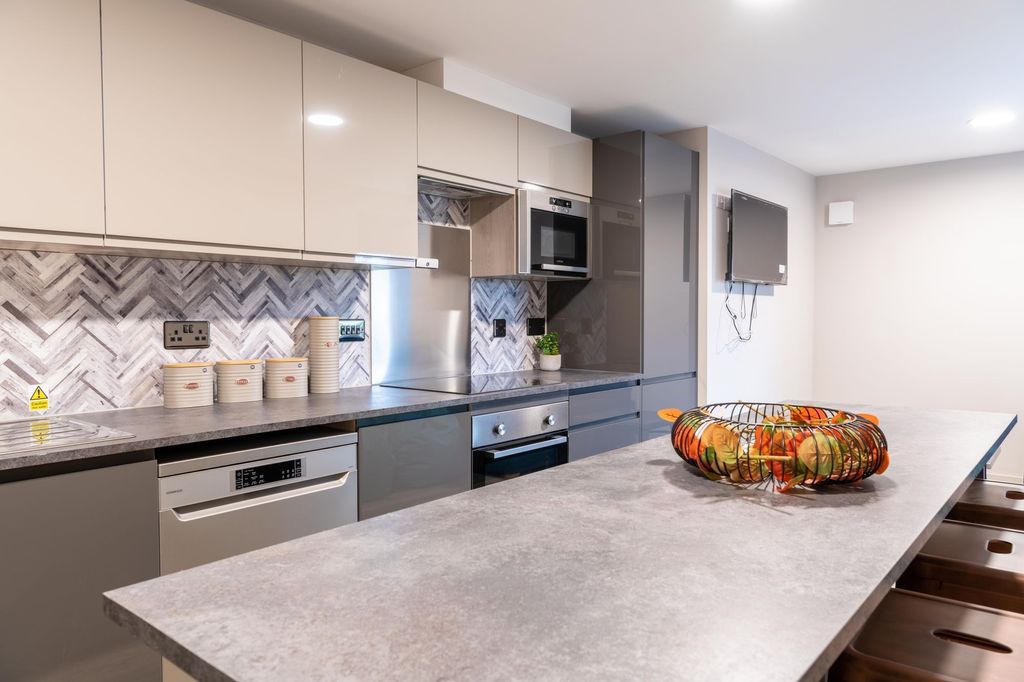 Property photo 2 of 7 Modern And Sleek Kitchen Featuring A Spacious Coun...