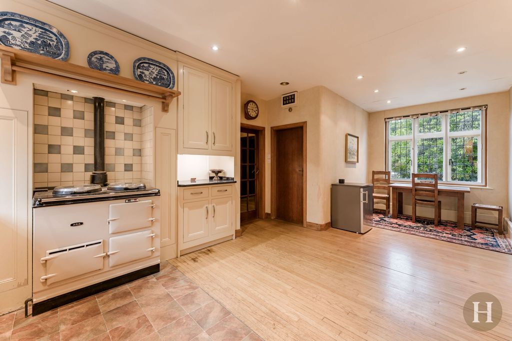 Property photo 2 of 32