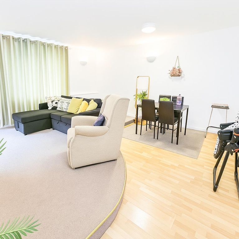 Property photo 3 of 10 Living Space