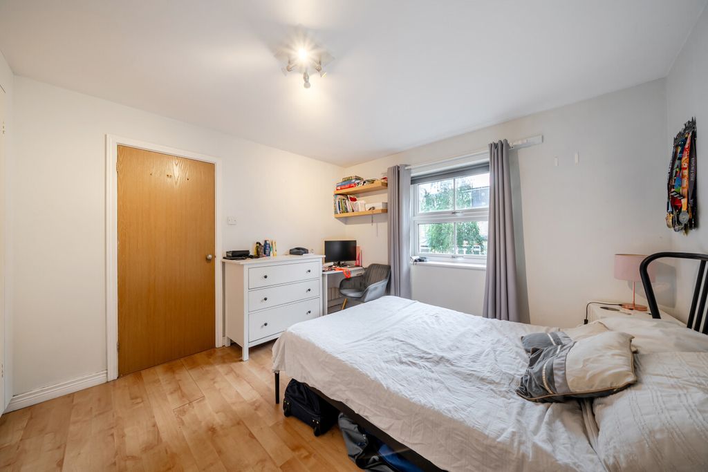 Property photo 3 of 13 1513359-11-1A06c8...