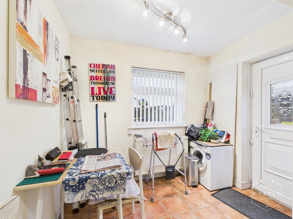 Property photo 3 of 13 Kitchen