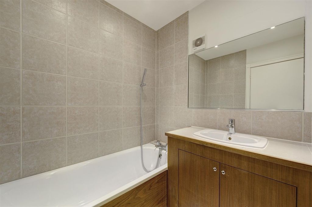 Property photo 1 of 9 22 And 51 Pelham Court 355013 22Bath_Rgb.Jpg