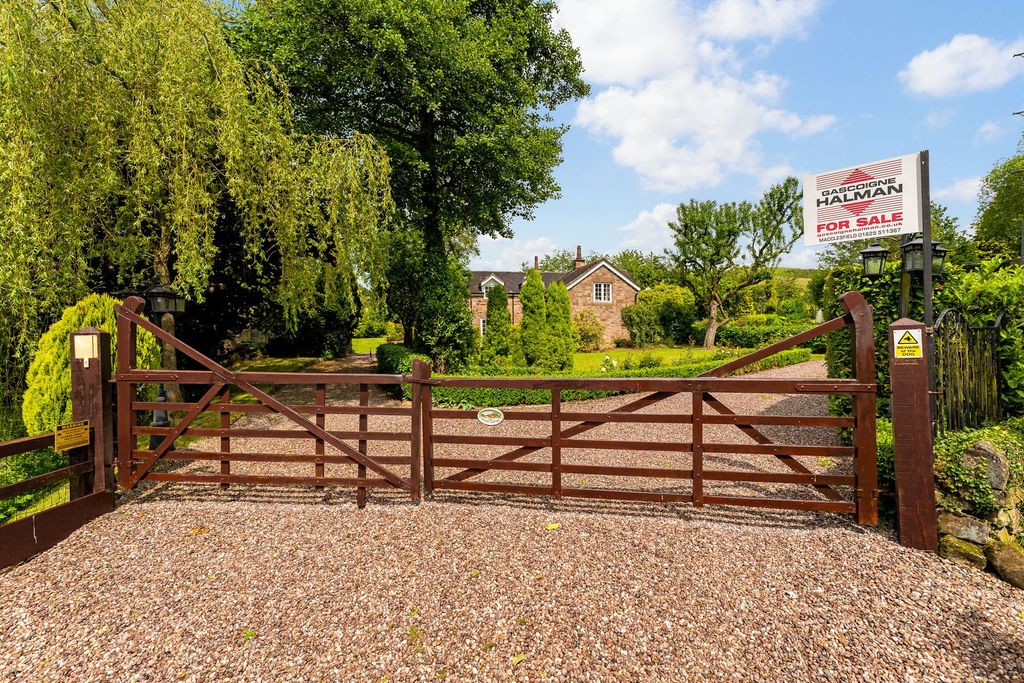 Property photo 2 of 93