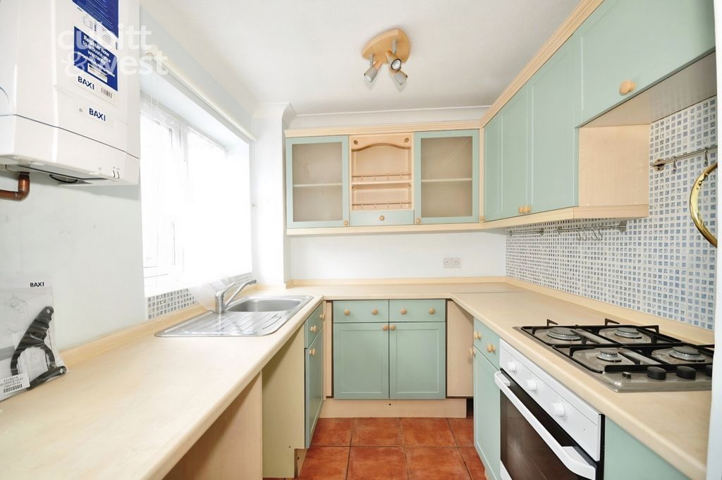 Property photo 3 of 11 Kitchen