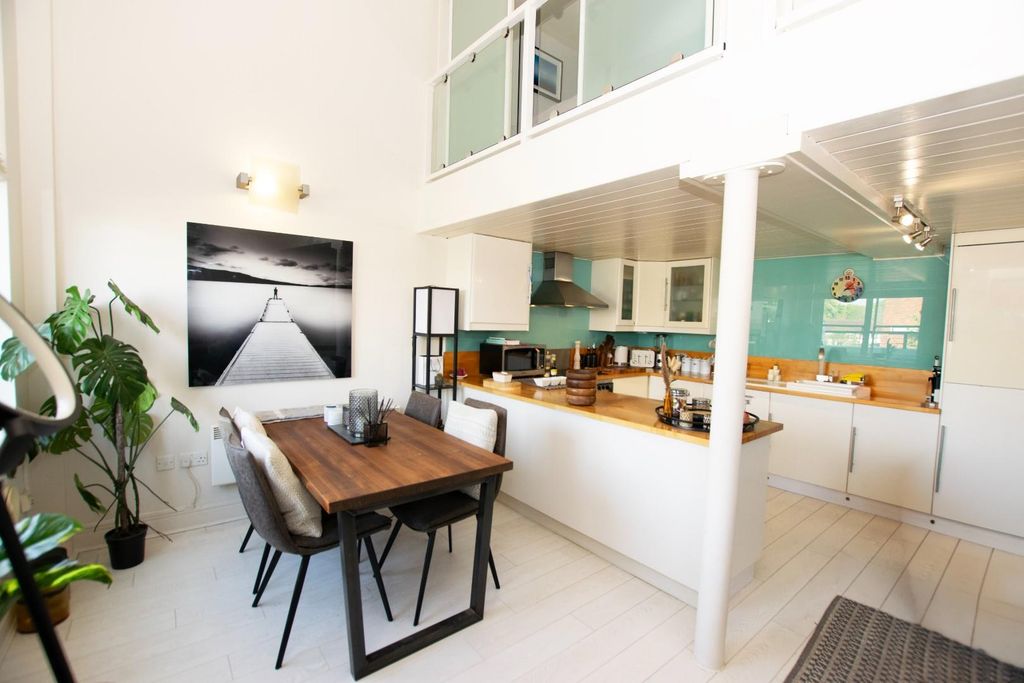 Property photo 2 of 13 Dine