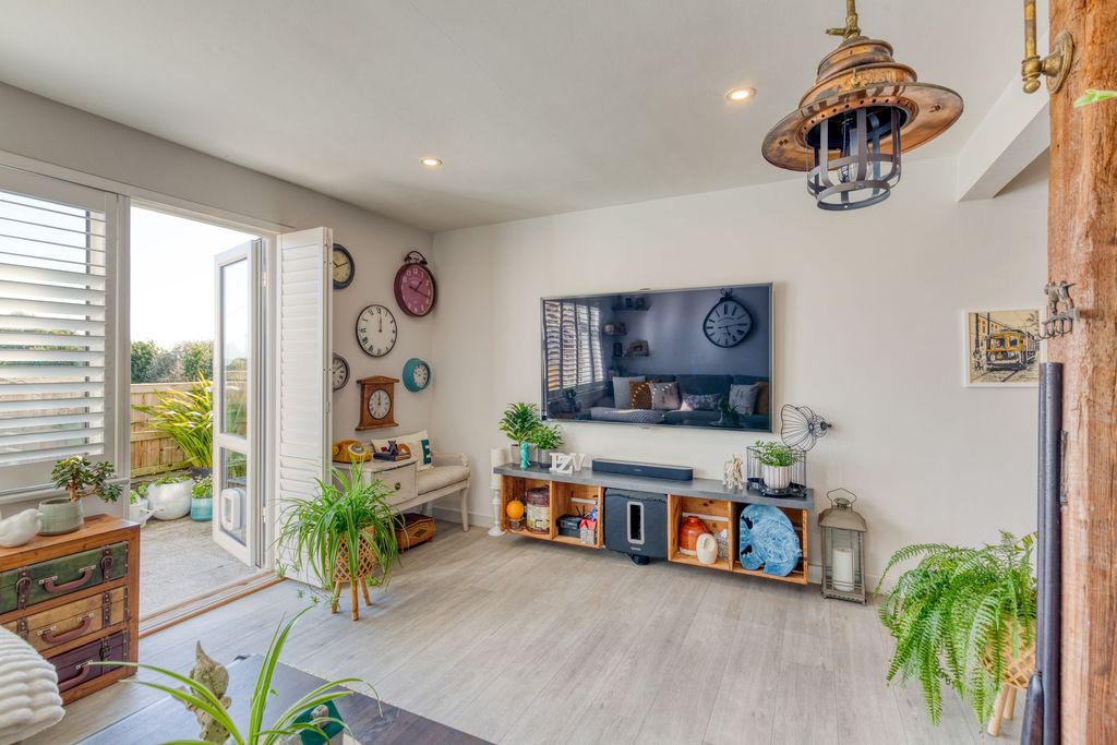 Property photo 3 of 27