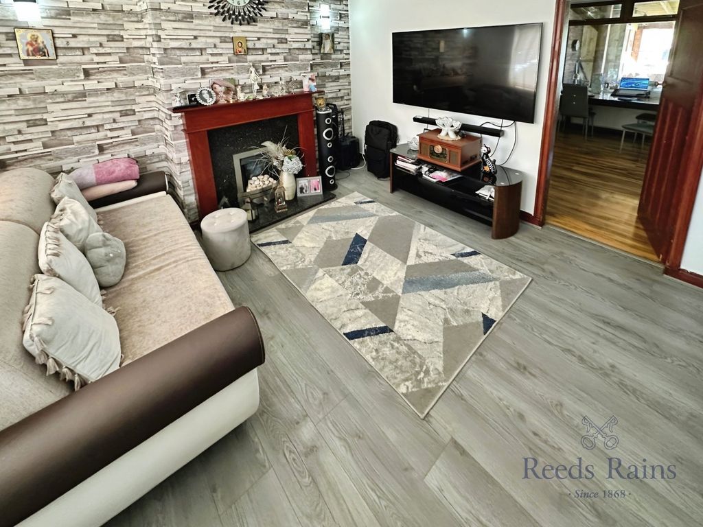 Property photo 3 of 11 Lounge