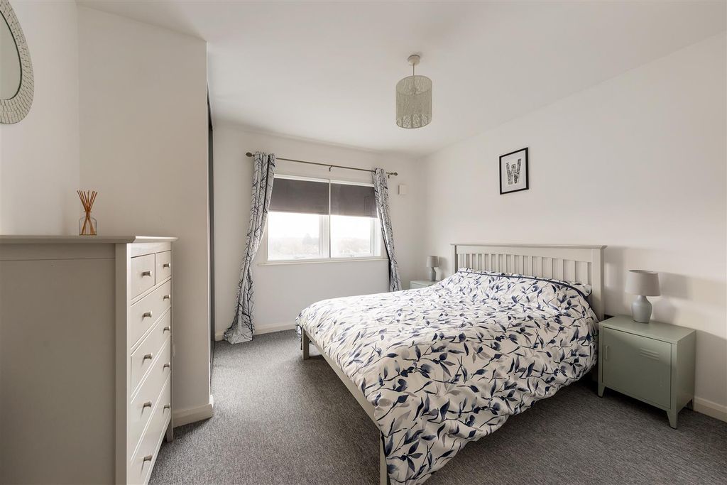 Property photo 3 of 19 Thornbury Way, E17