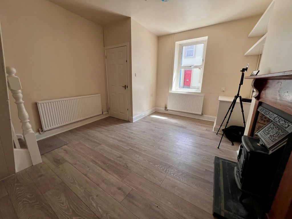 Property photo 3 of 14 Living Room Aspect 2