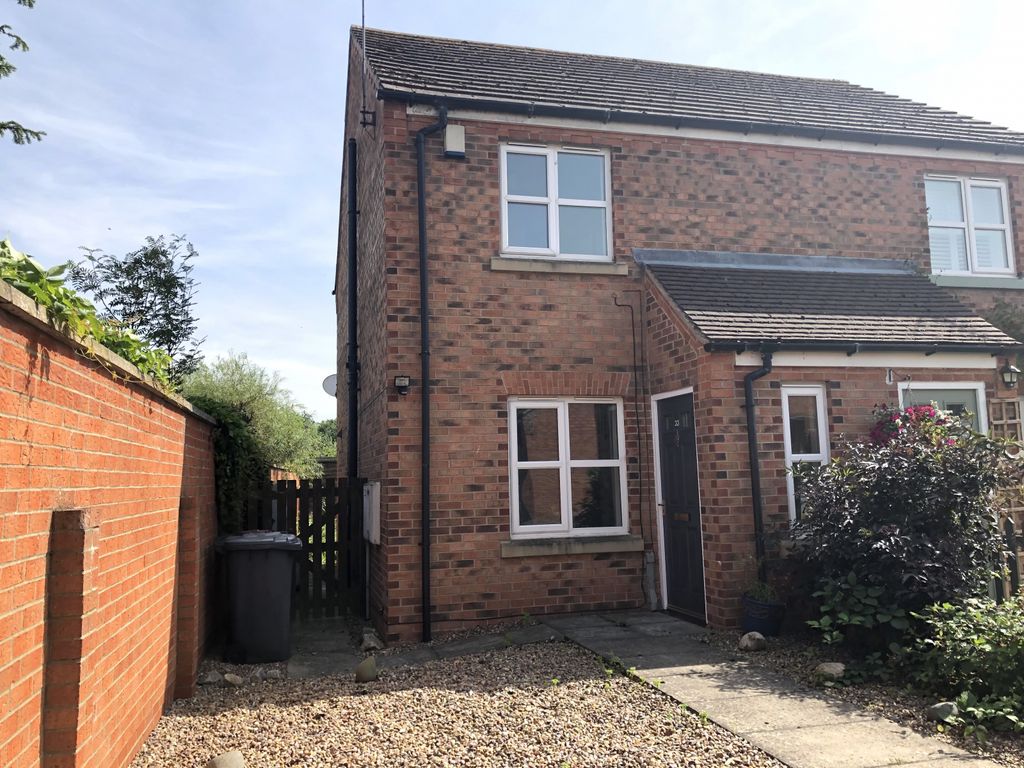 Property photo 1 of 17 2 Bedroom Semi / Town House
