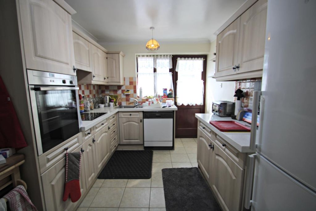 Property photo 2 of 11 Kitchen