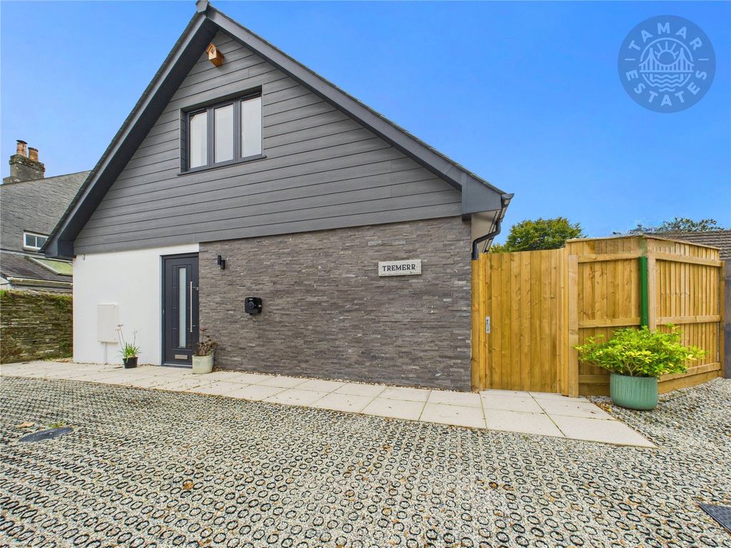 Property photo 2 of 25 House Front Aspect