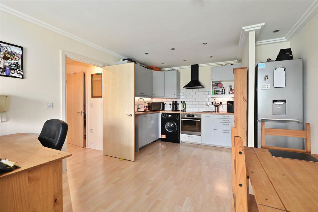 Property photo 2 of 9 Winterthur Way