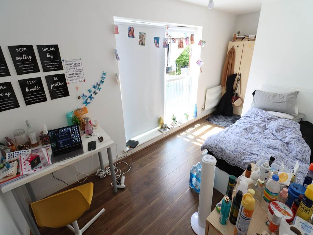 Property photo 3 of 5 8B670156-4Dfd-4d1c-8Ec1-0Ae4Aae93Fa4