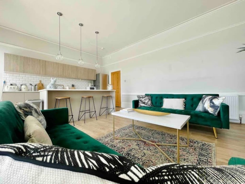 Property photo 2 of 39 F16530E2-11E5-428A-A196-8Bc0Ff18