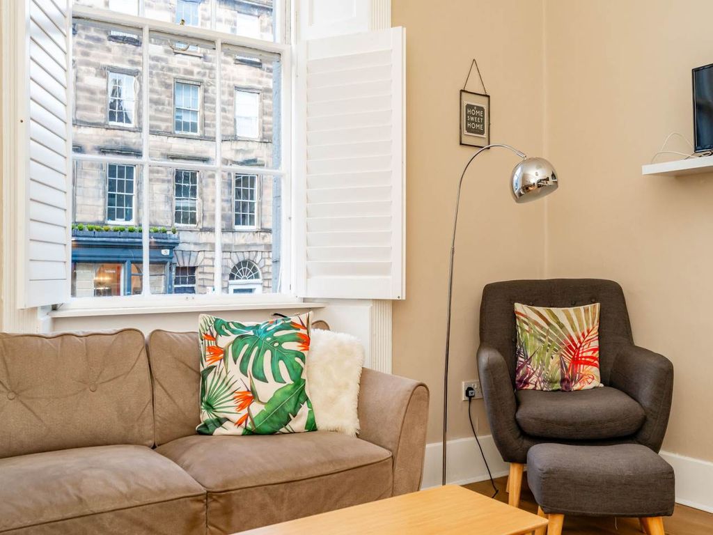 Property photo 3 of 17 Interiors-11