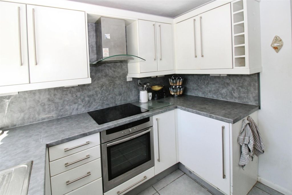 Property photo 2 of 12 Fitted Kitchen