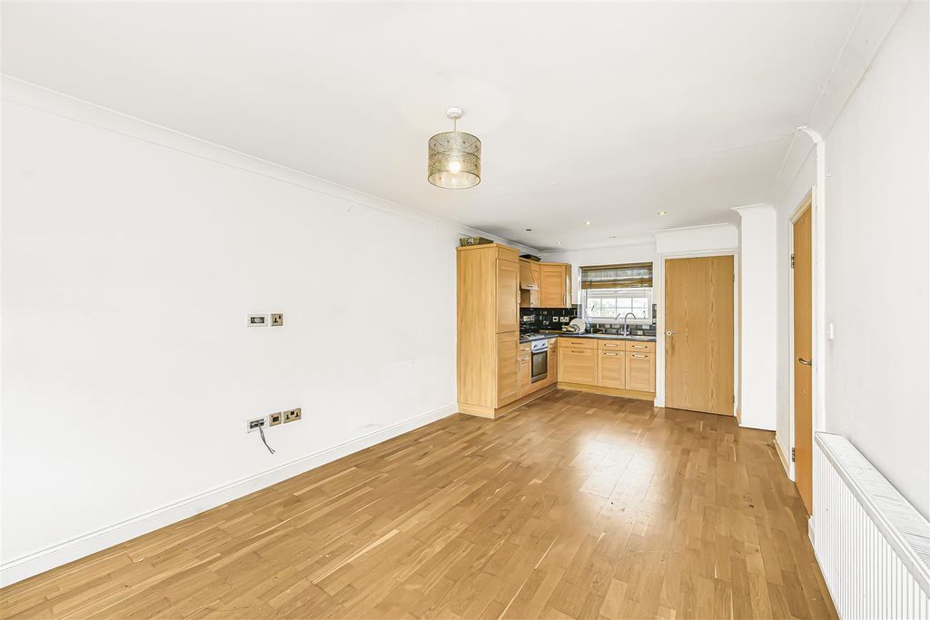 Property photo 2 of 13 27 Kingsley Road-9.Jpg