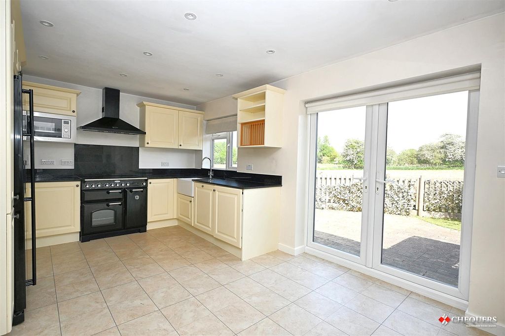Property photo 3 of 20 Kitchen/ Dining Room