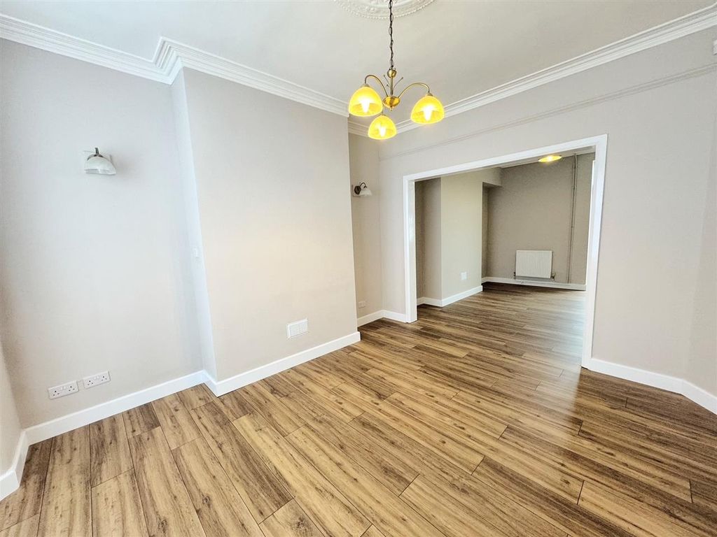 Property photo 3 of 14 Lounge