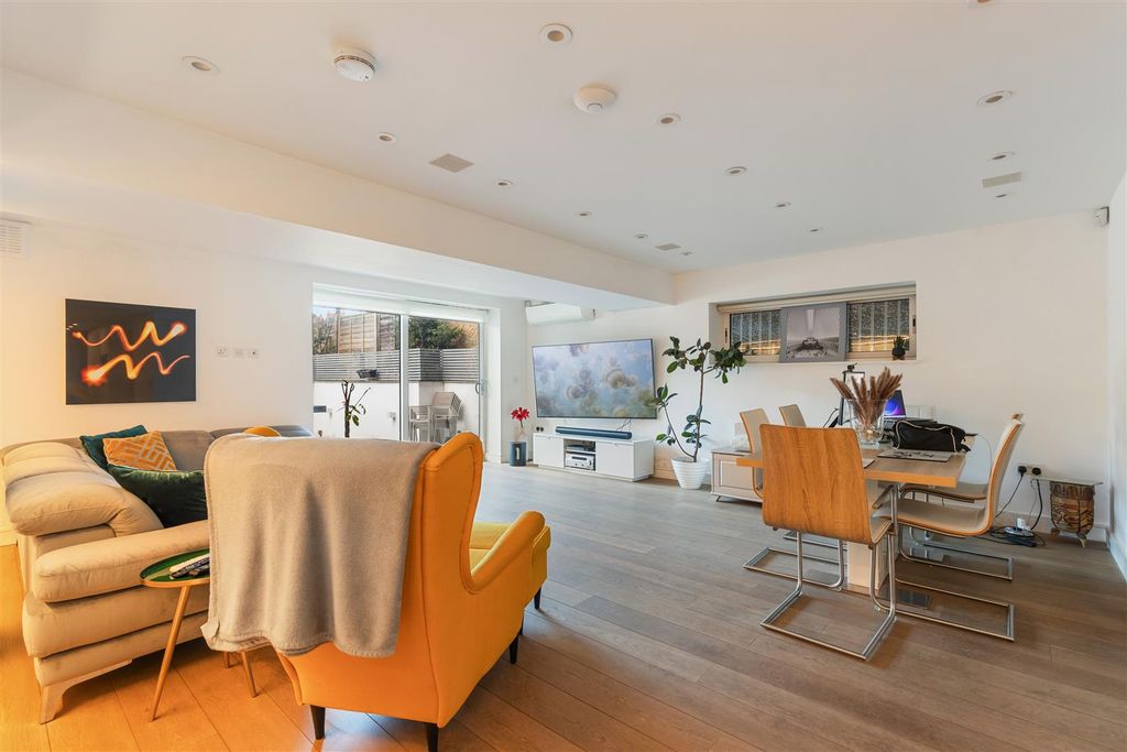 Property photo 3 of 13 Highview House Nw4-3.Jpg