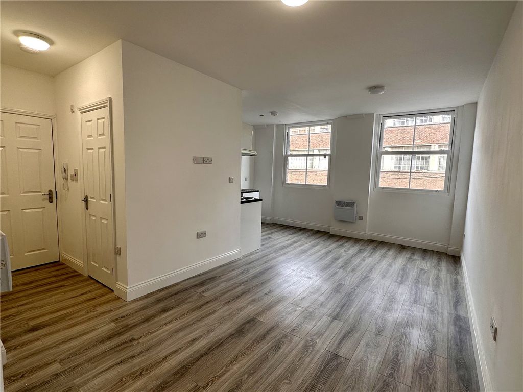 Property photo 2 of 5 Studio Apartment