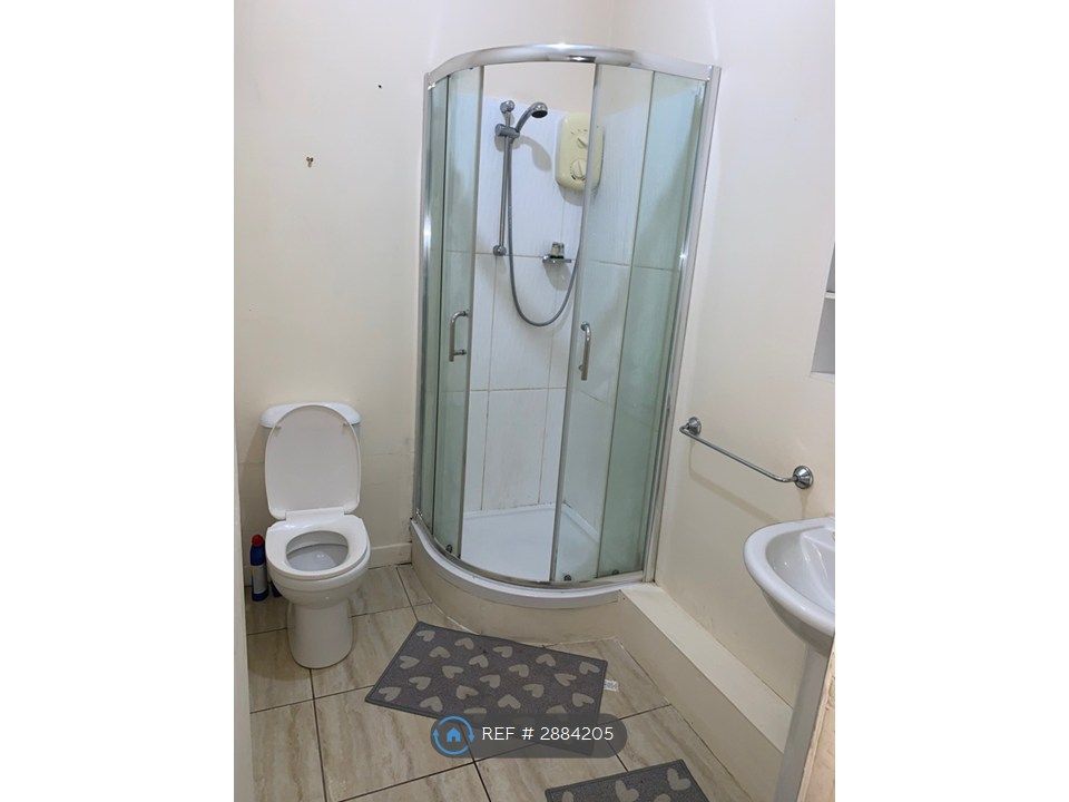 Property photo 1 of 9 Full Suit Bathroom