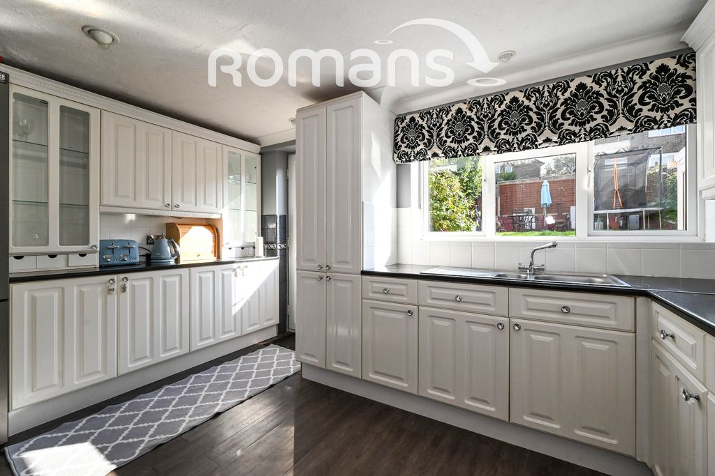 Property photo 3 of 9 12 Scotts Kitchen1