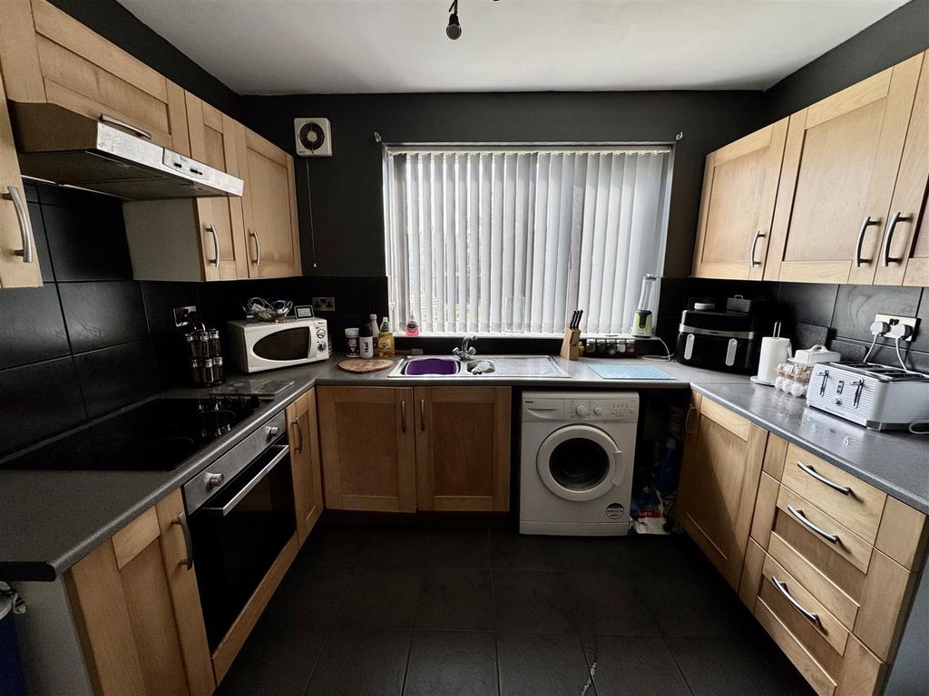 Property photo 3 of 9 Kitchen