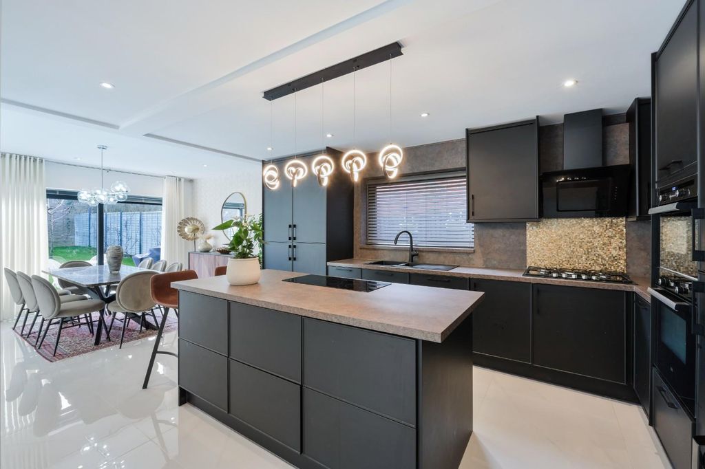 Property photo 3 of 16 Rowden Road