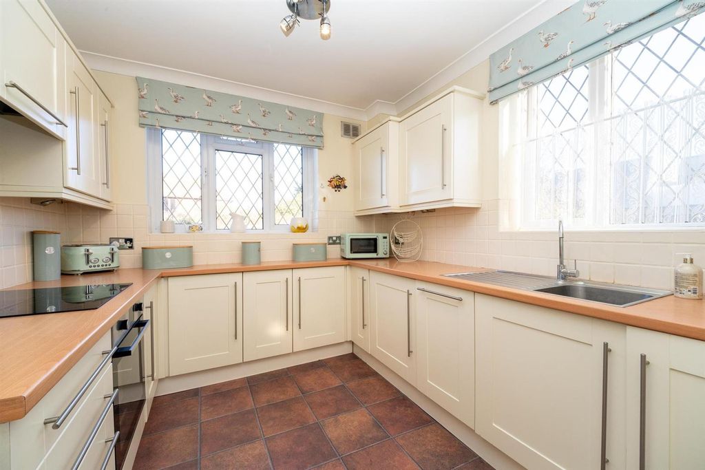 Property photo 2 of 18 Kitchen