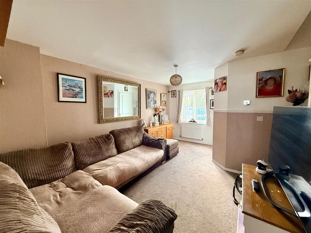 Property photo 2 of 11 Lounge