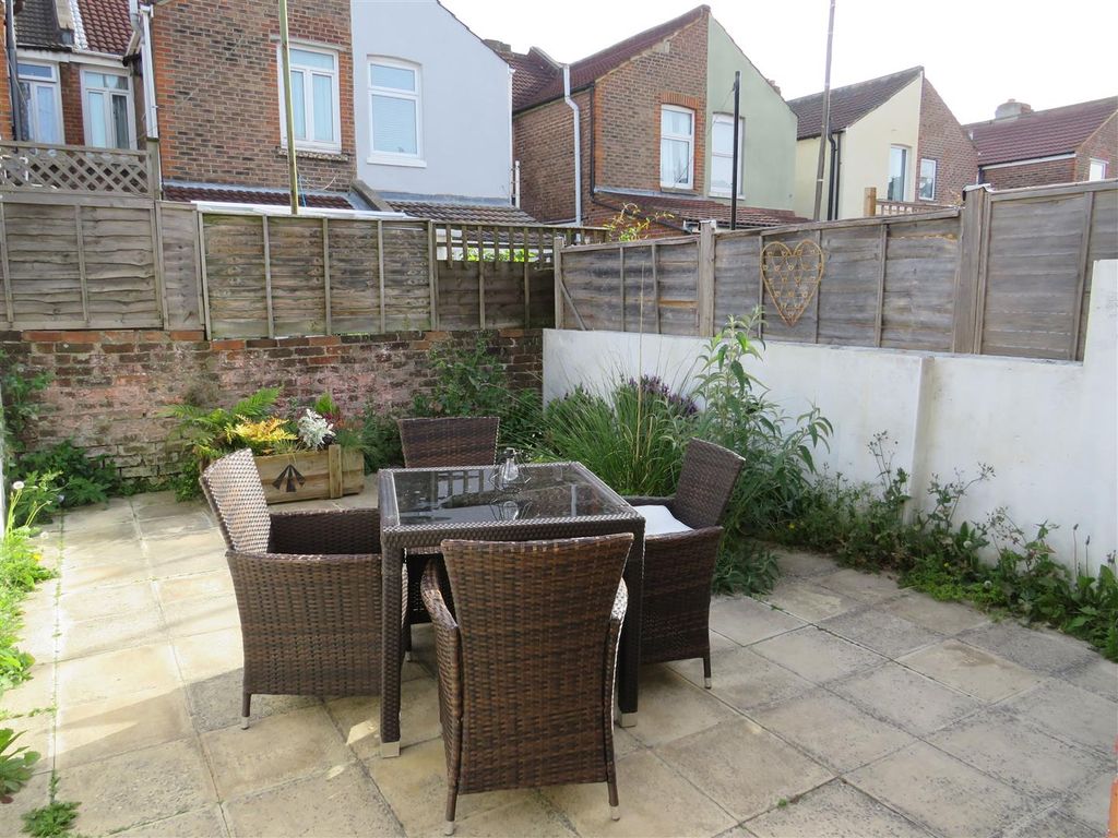 Property photo 2 of 8 Garden