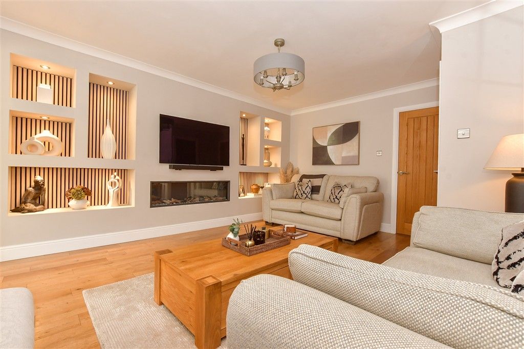 Property photo 3 of 15 Lounge