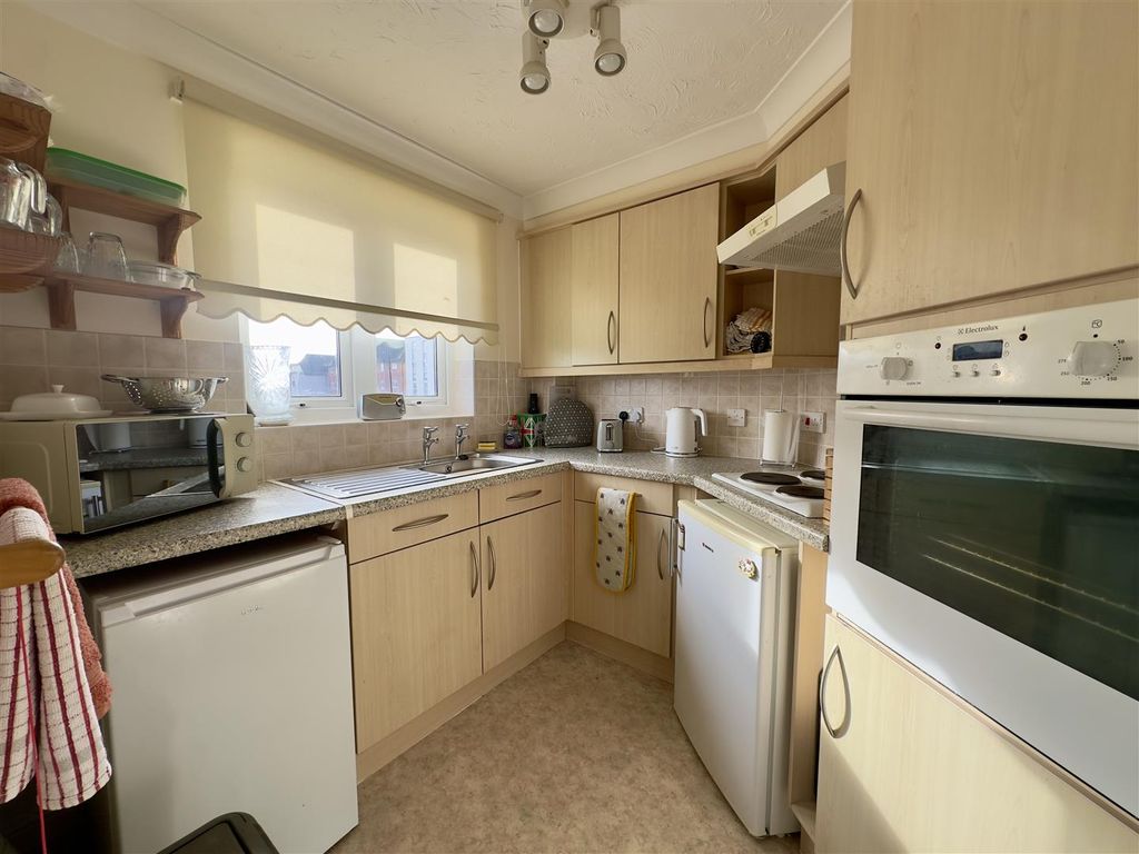 Property photo 3 of 19 Kitchen