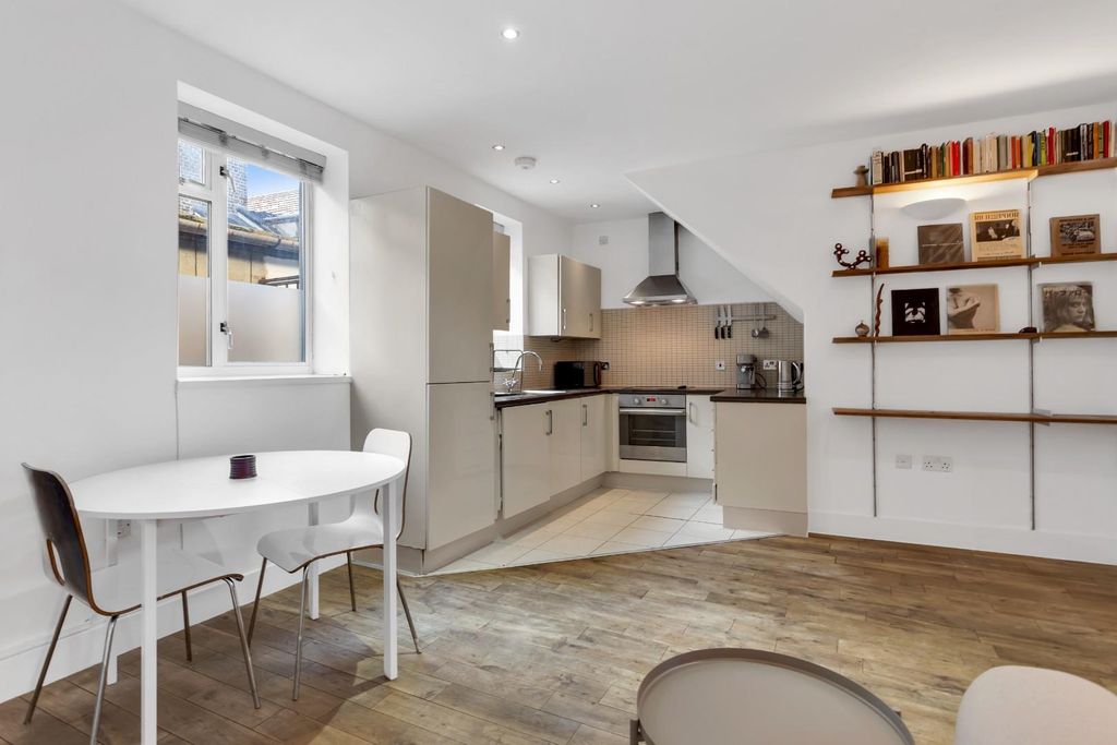 Property photo 3 of 10 Reception/Kitchen