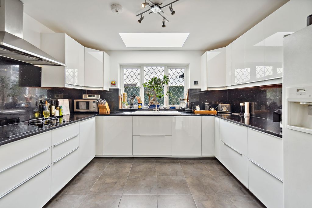 Property photo 3 of 21 Kitchen