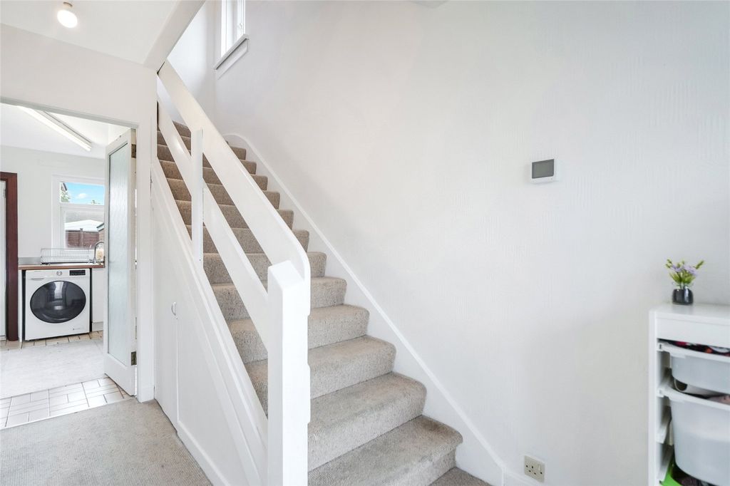 Property photo 2 of 21 Entrance Hall