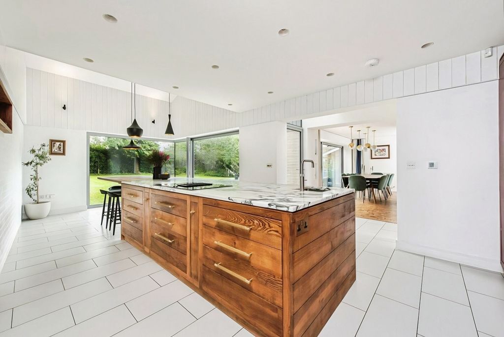 Property photo 3 of 25