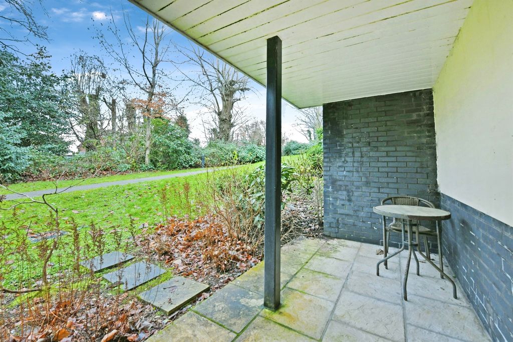 Property photo 3 of 19 Communal Gardens