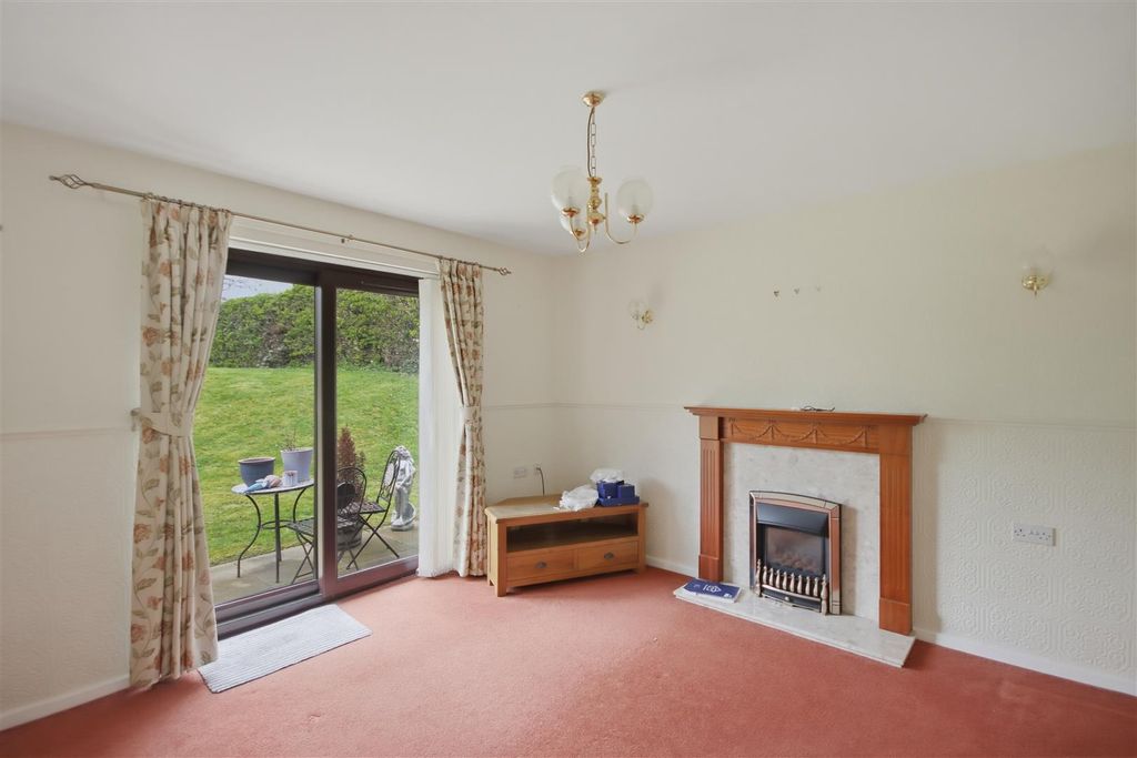 Property photo 2 of 11 Living Room