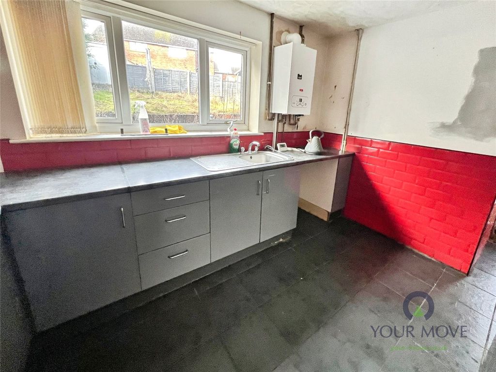 Property photo 3 of 11 Kitchen