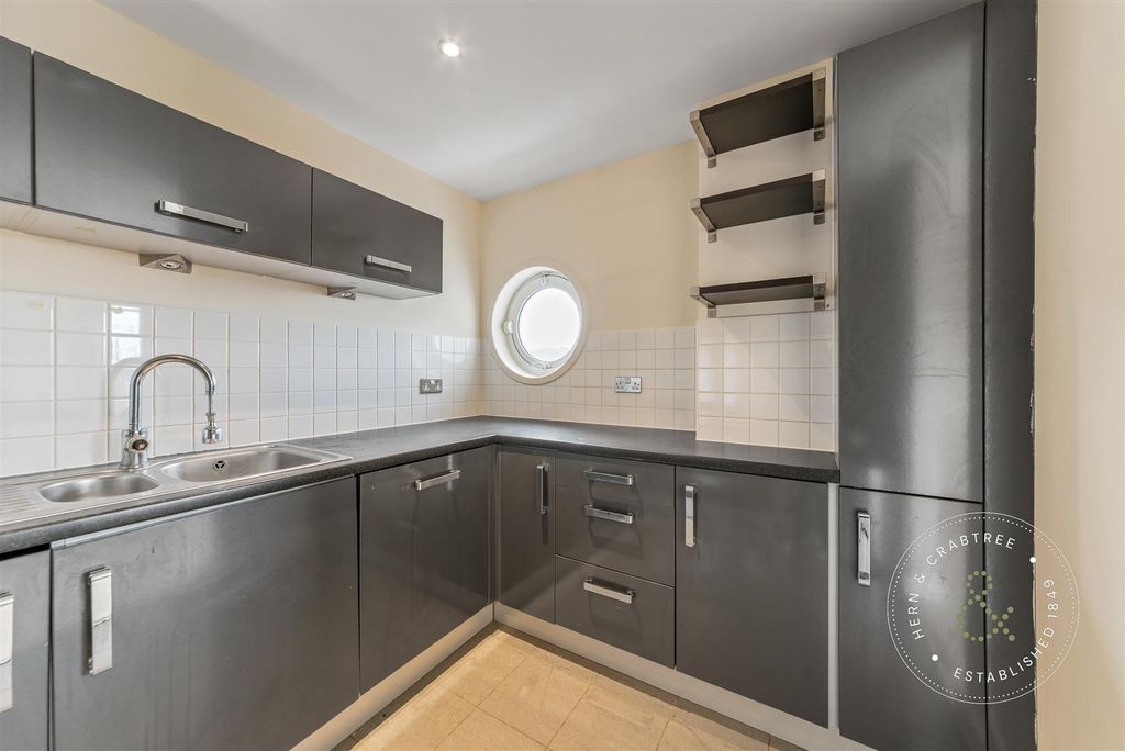 Property photo 3 of 24 Roma-Watkiss-Way-18.Jpg